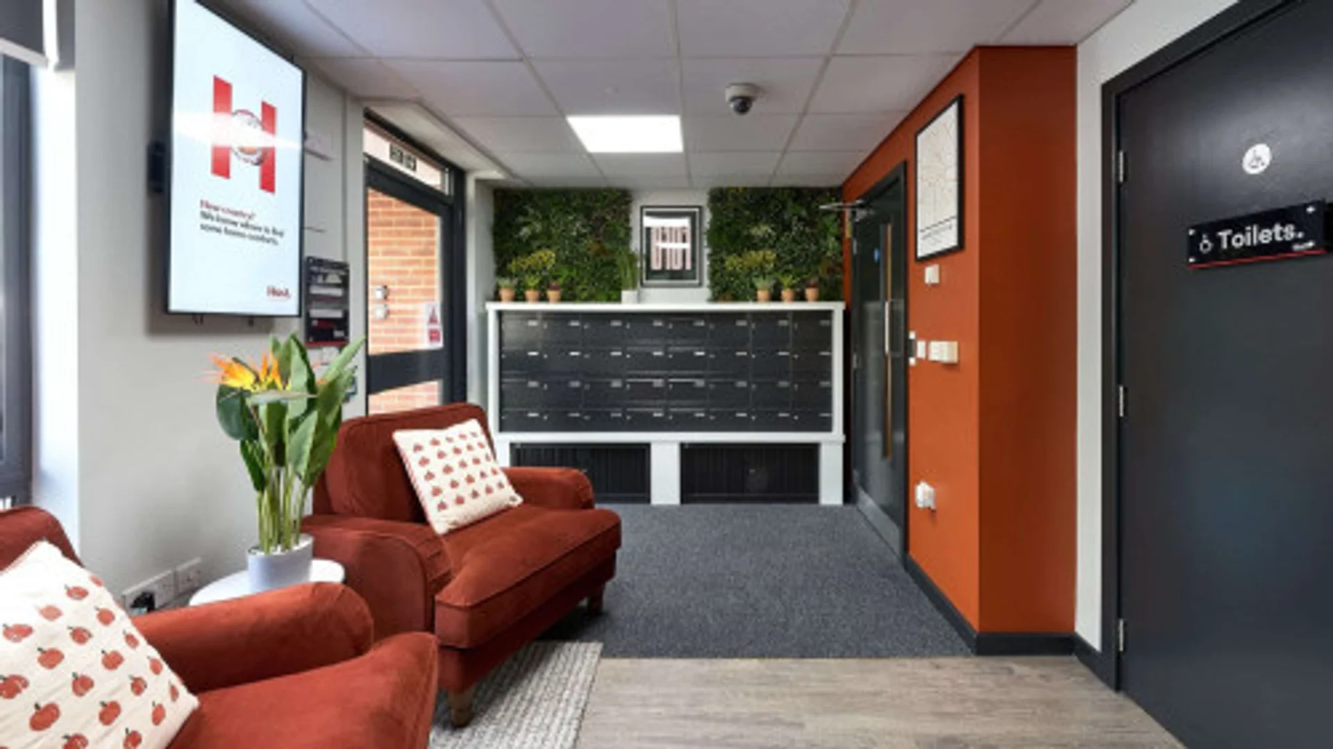 Quarto acessível para estudantes com iluminação ampla em 