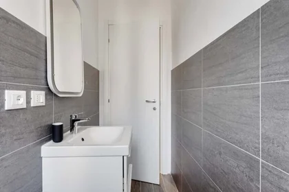 Habitación privada en Via Annibale Caretta 1, Milan. Italy, imagen 10 de 23