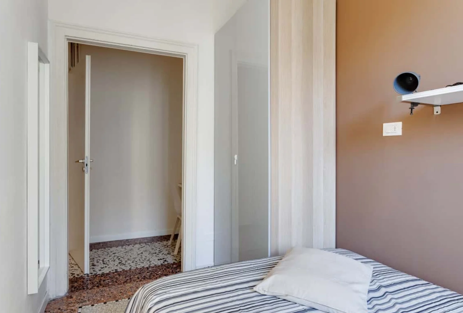 Habitación para estudiantes en  con área de estudio y facilidades compartidas