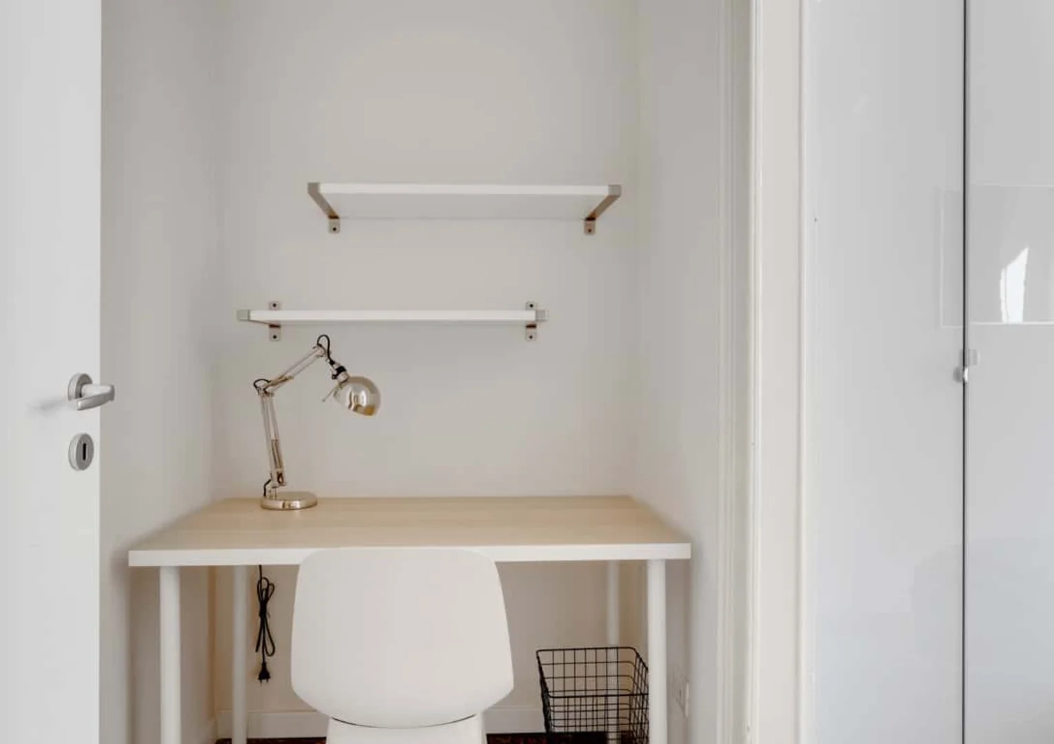 Habitación estudiantil funcional perfecta para estudiar en 