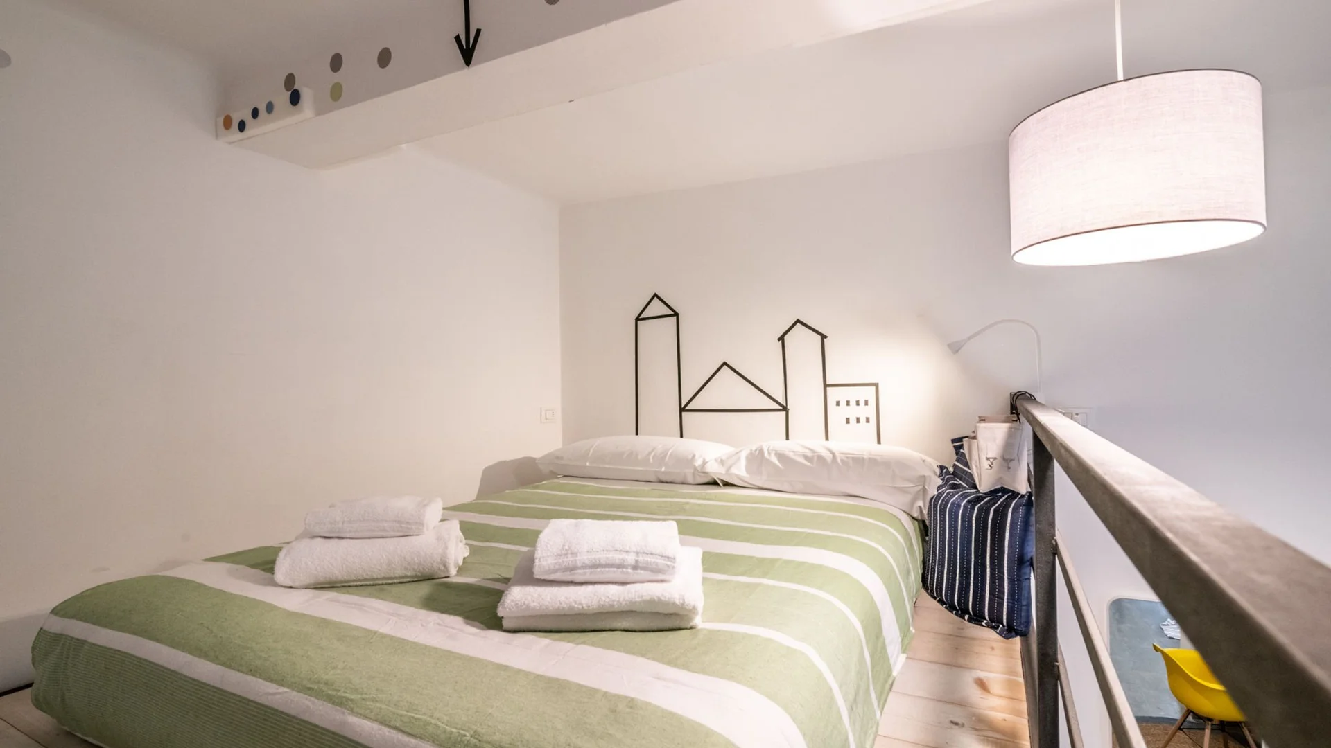 Chambre d'étudiant à  avec espace d'étude et installations communes