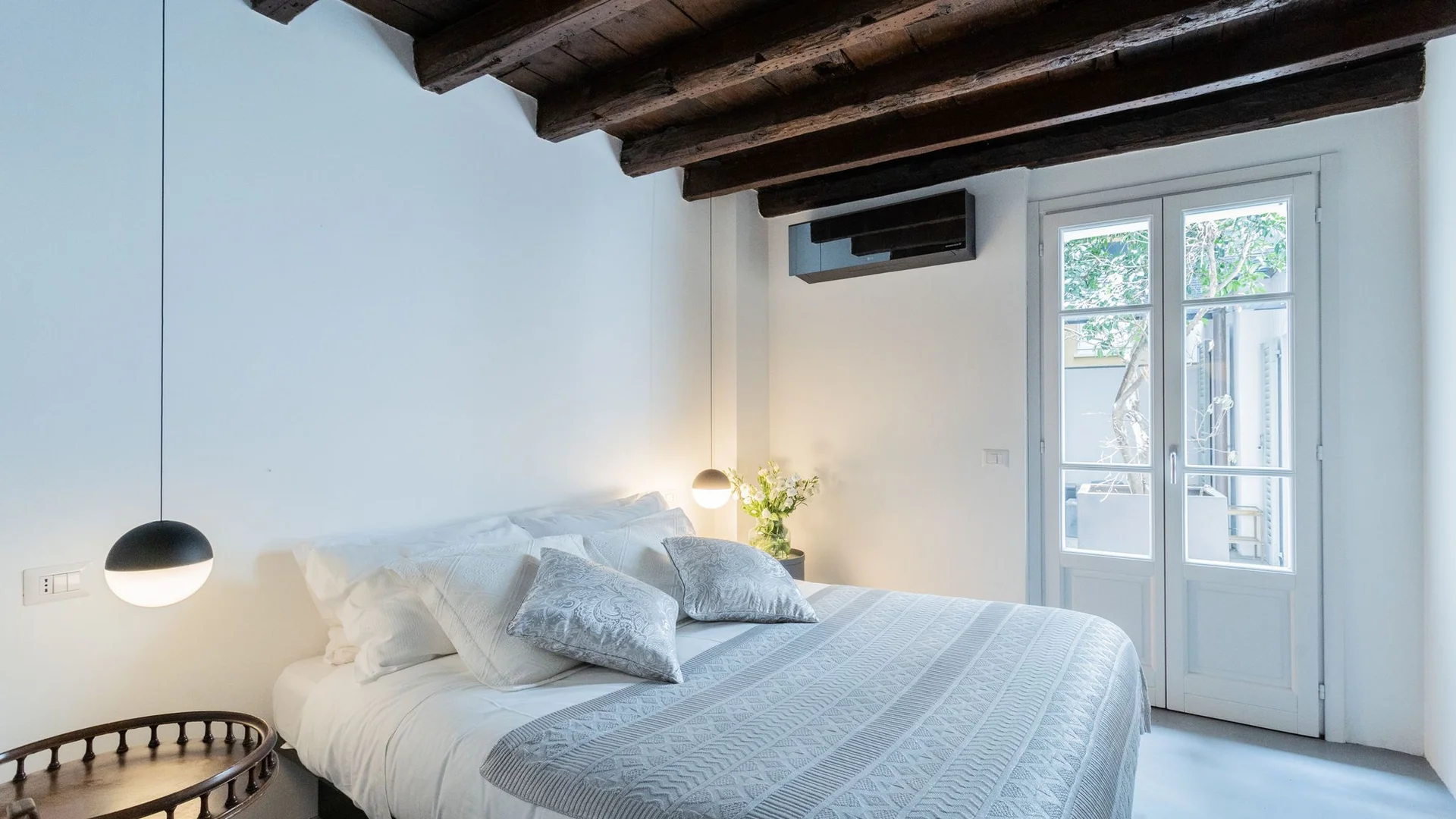 Affordable room for students with ample lighting in 
