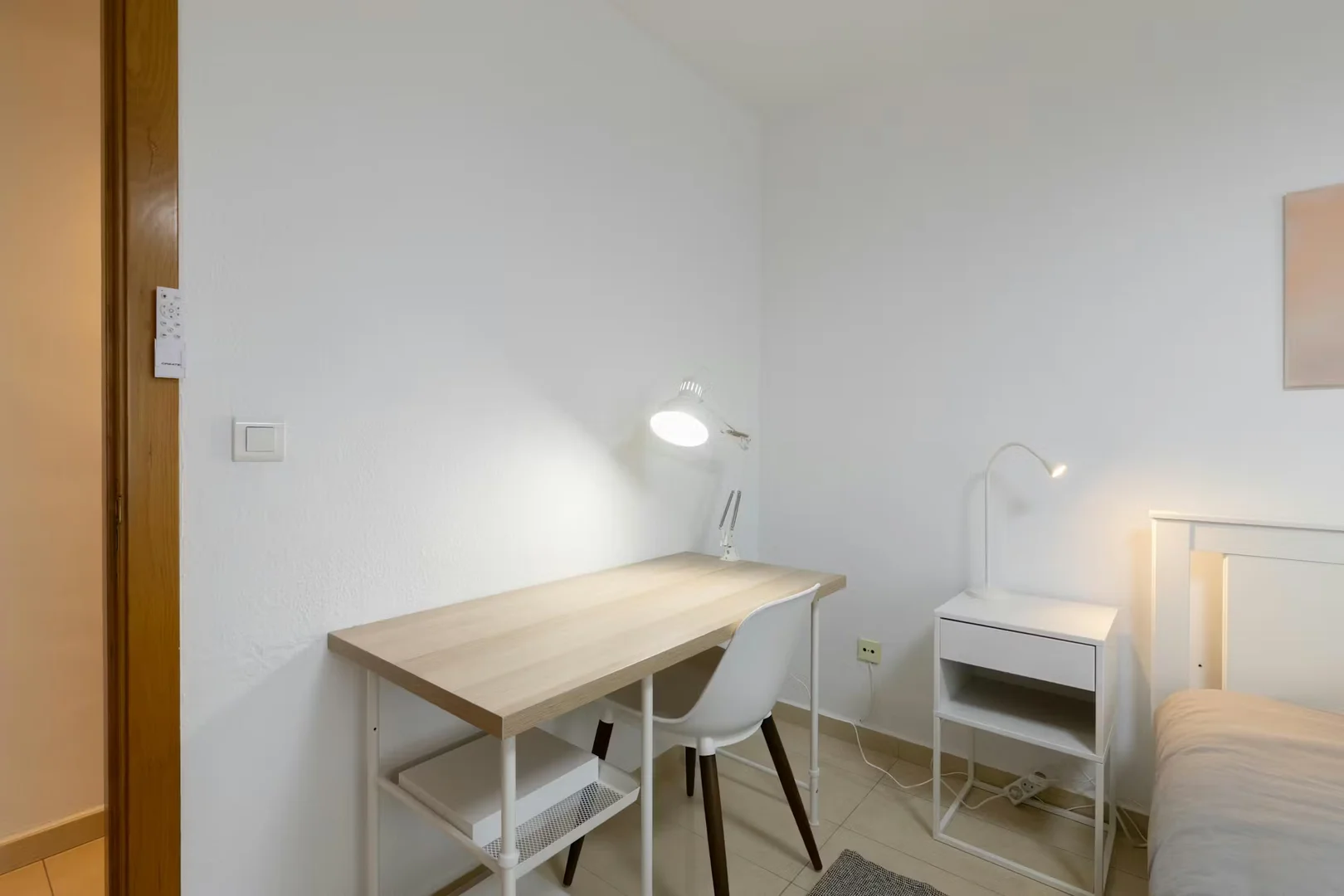 Habitación estudiantil funcional perfecta para estudiar en 