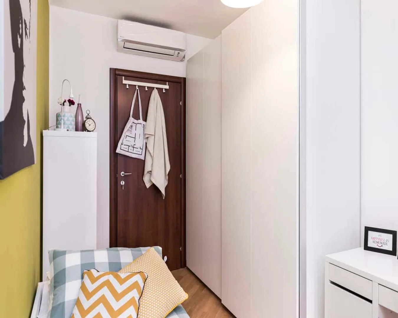 Chambre confortable pour étudiants disponible dans 