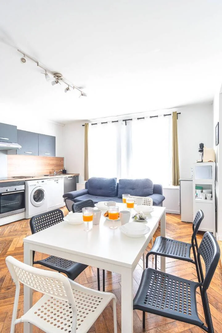 Chambre conviviale pour les étudiants dans  avec des équipements modernes