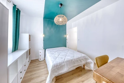 Quarto para alugar com cama de casal em Antibes