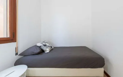 Habitación en alquiler con cama doble {area}