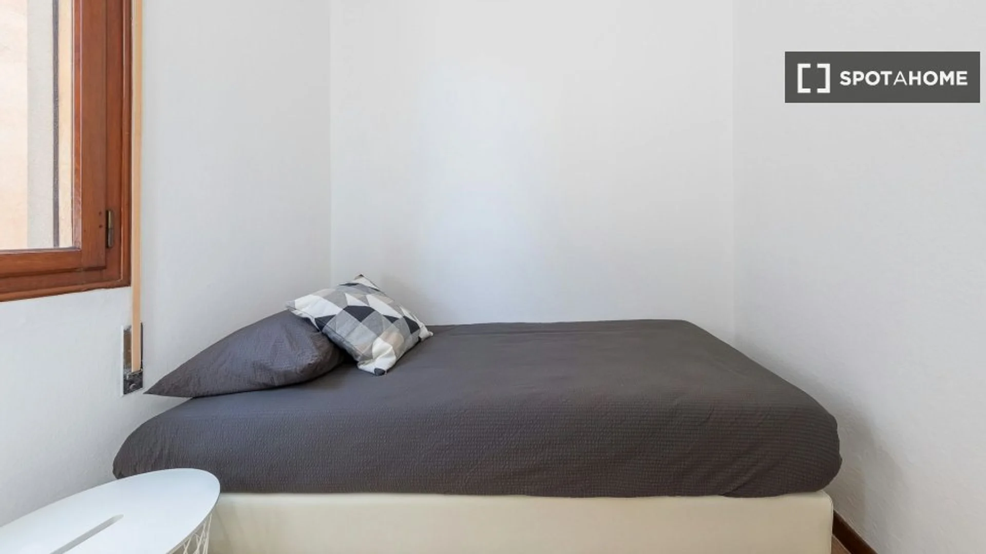 Chambre d'étudiant lumineuse et aérée avec accès facile à l'université dans