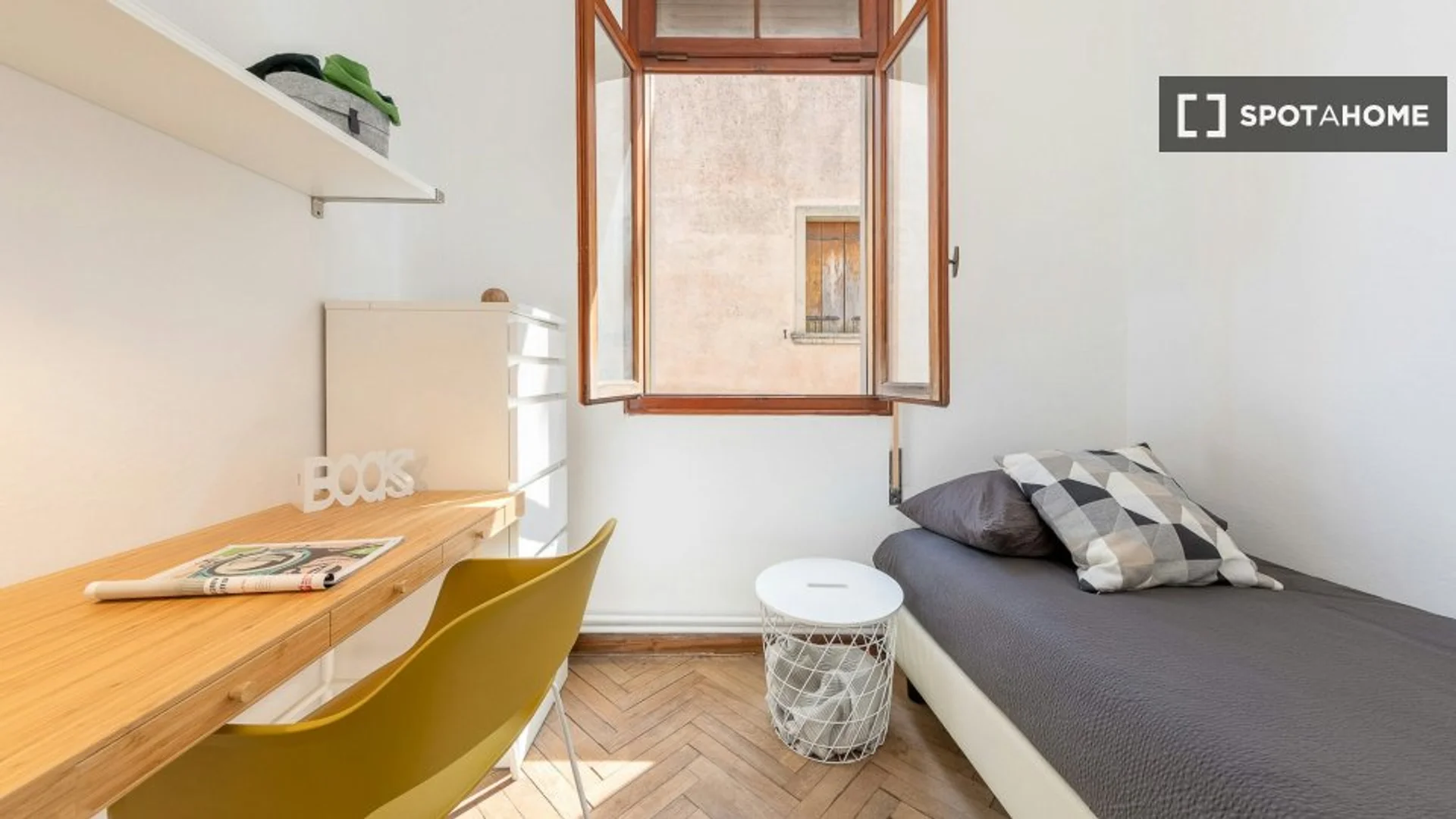 Chambre d'étudiant à avec espace d'étude et installations communes