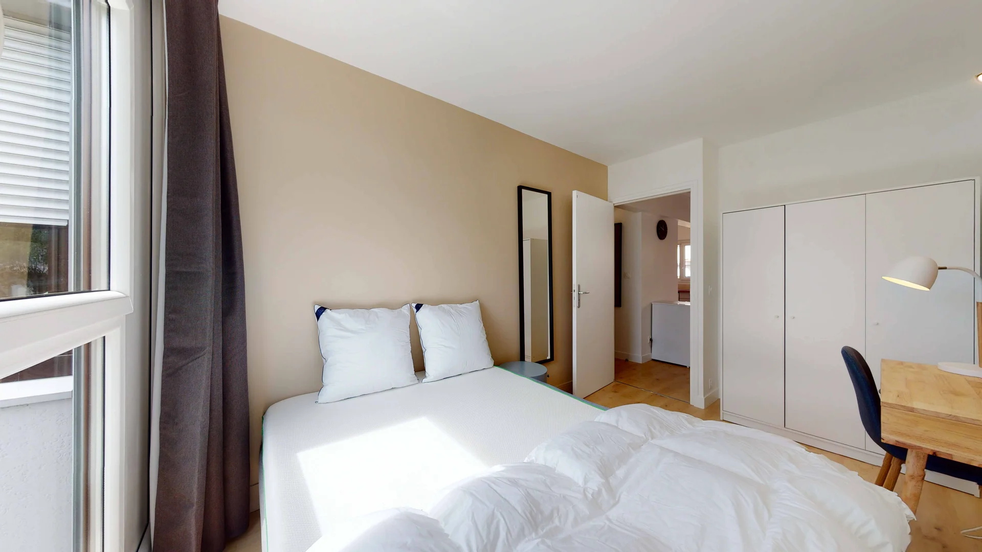 Comfortable and spacious student room in 