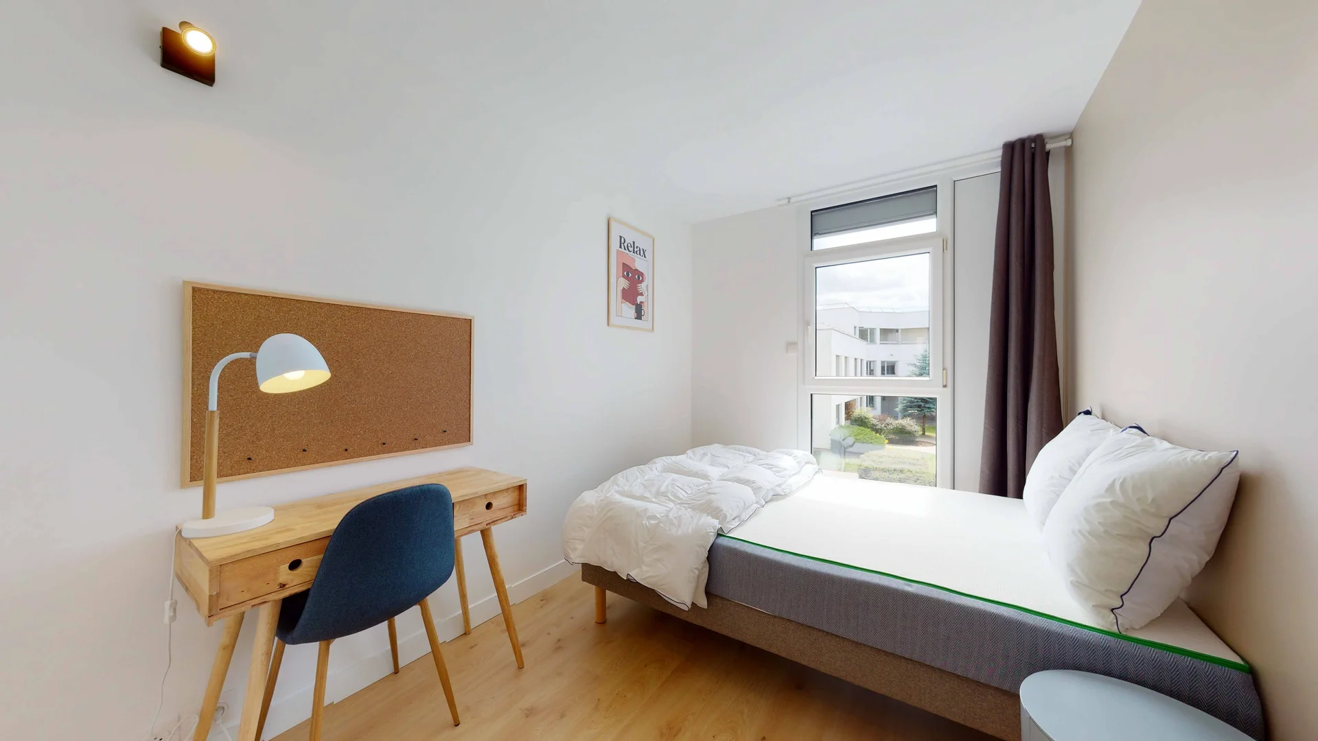 Comfortable and spacious student room in 