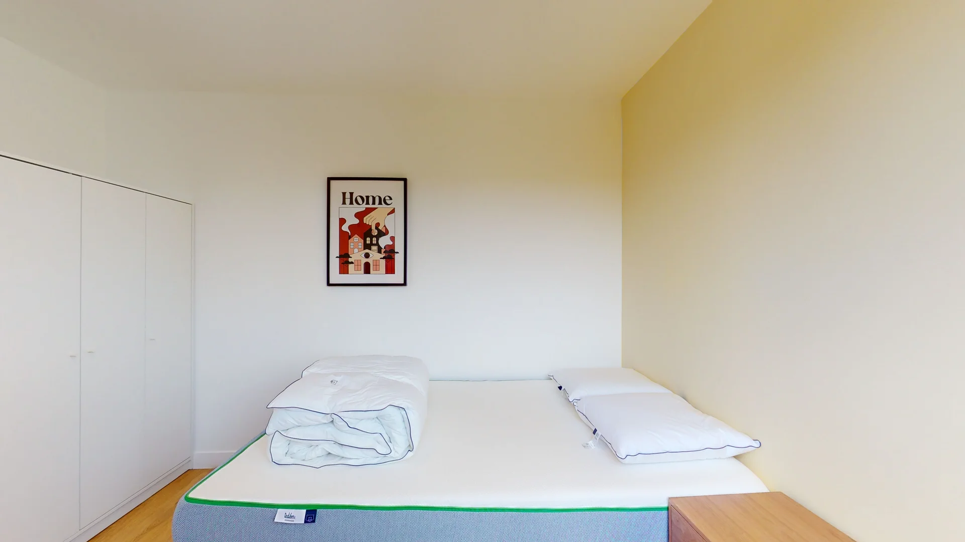 Quarto de estudante confortável e espaçoso em