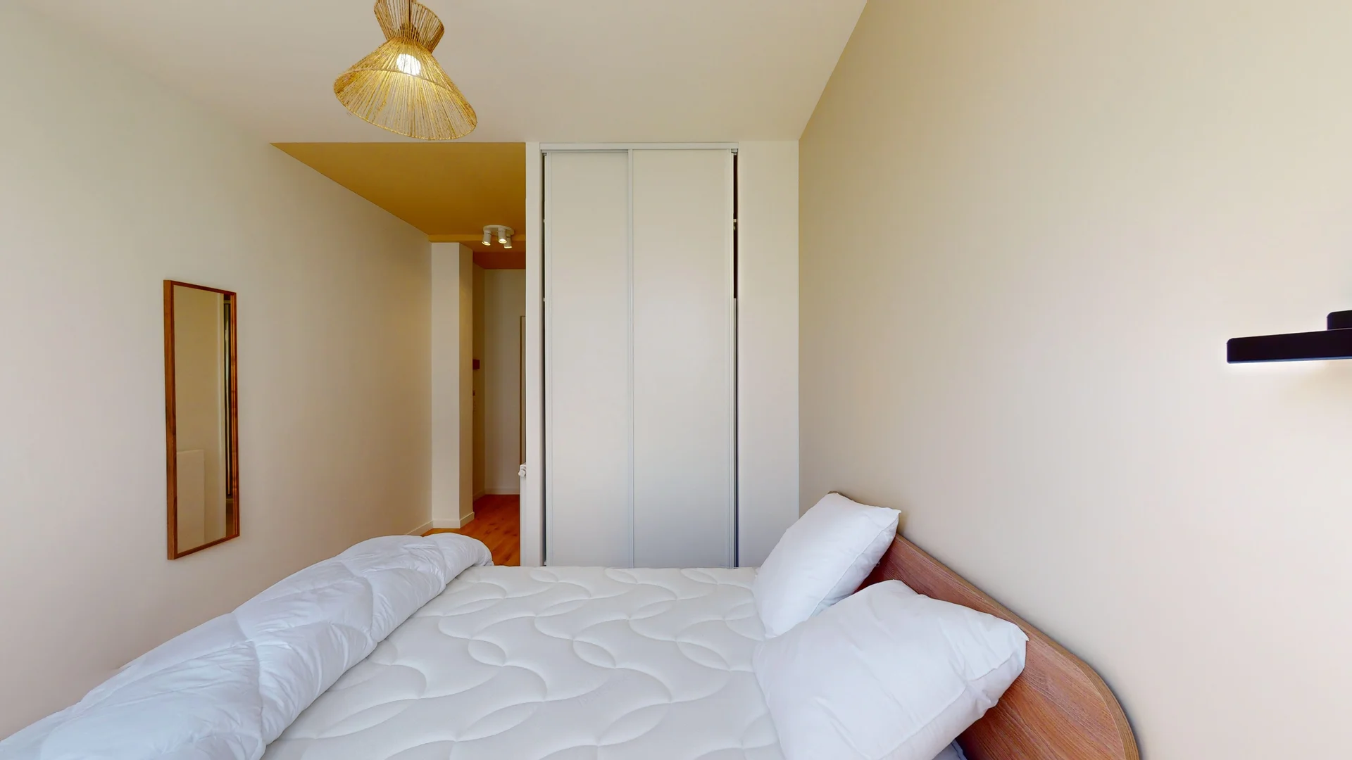 Functional student room perfect for studying in 