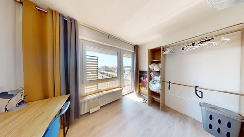 Private room at 17 Avenue Foch, image 1 of 10