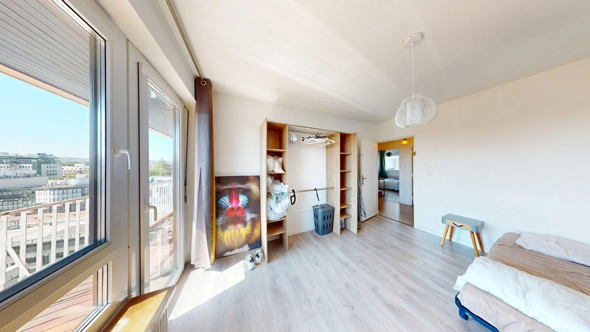 Habitación estudiantil funcional perfecta para estudiar en