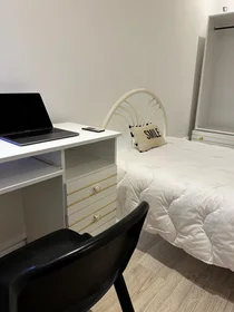 Chambre privée à Rua Guerra Junqueiro, image 1 de 10
