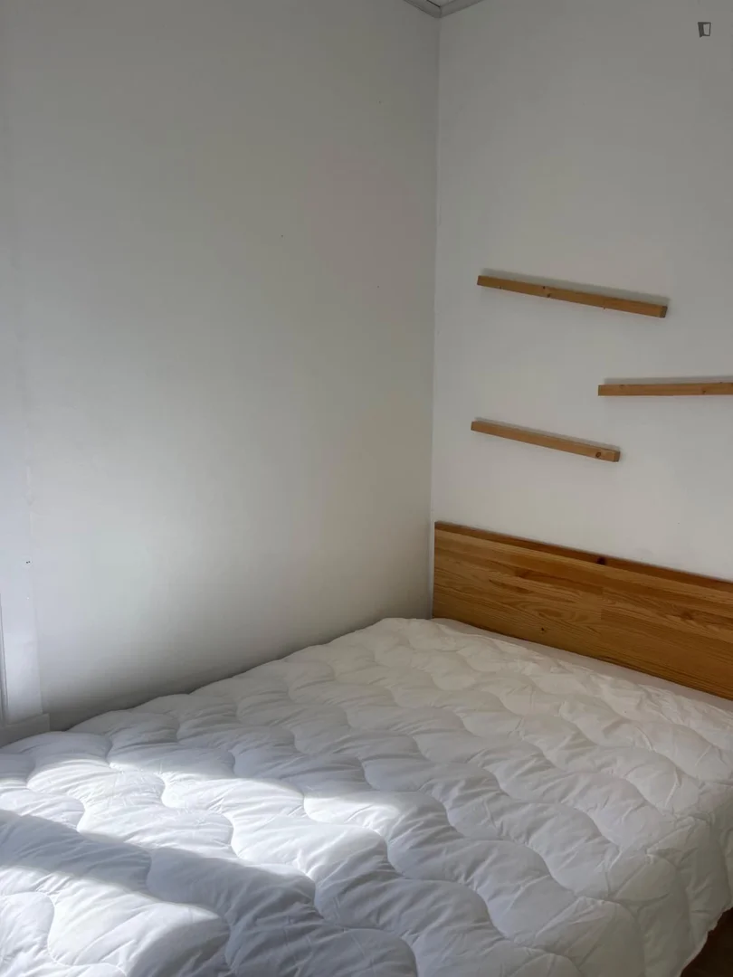 'de öğrenci dairesinde, tamamen mobilyalı kiralık oda