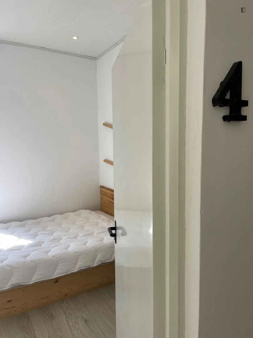 'de öğrenci dairesinde, tamamen mobilyalı kiralık oda