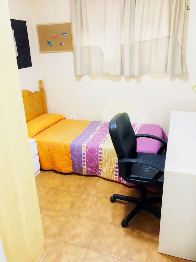 Quarto de estudante confortável e espaçoso em 