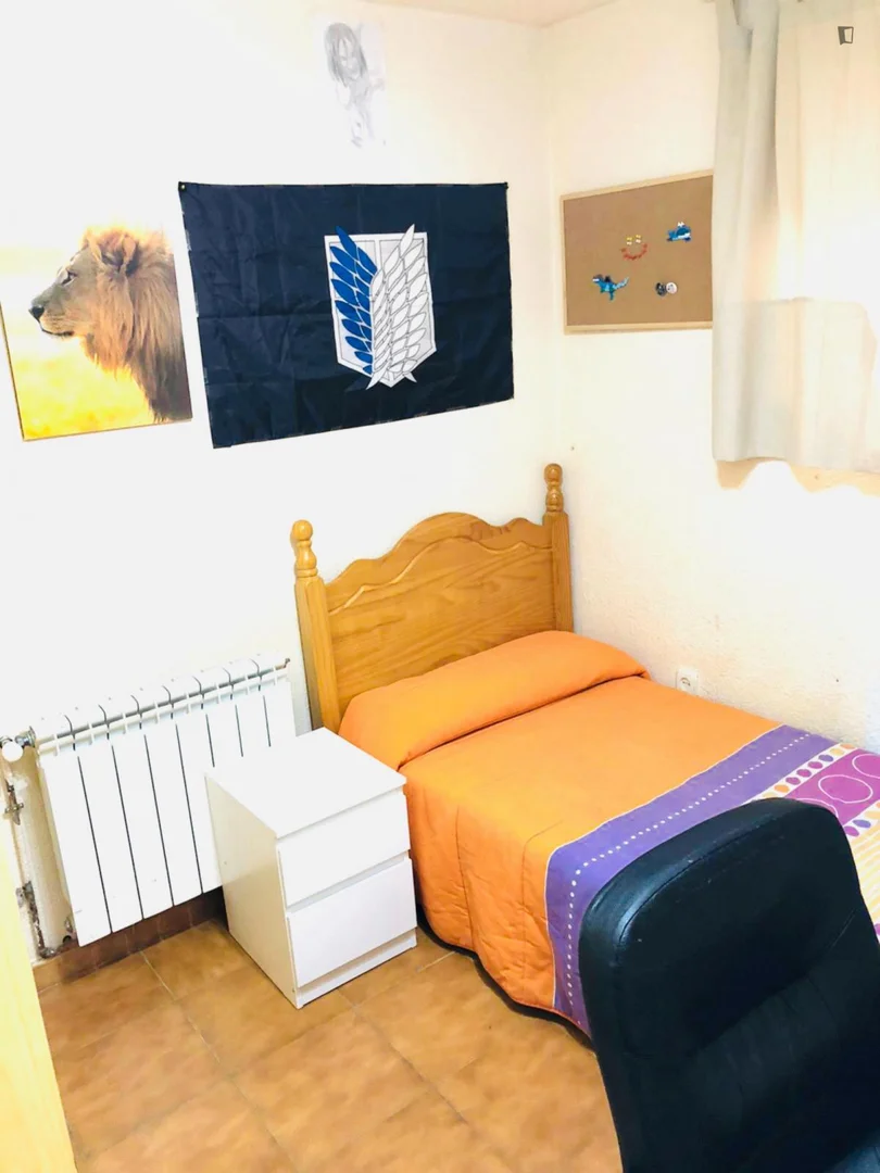 Quarto de estudante em  com área de estudo e instalações partilhadas