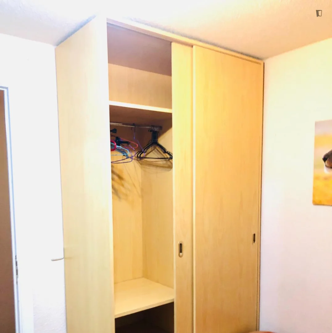Quarto para alugar em apartamento de estudantes em , totalmente mobilado
