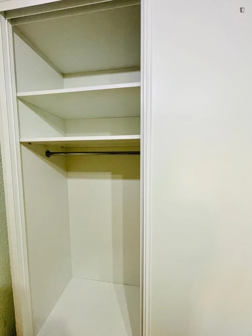 Quarto de estudante luminoso e arejado com acesso fácil à universidade em 
