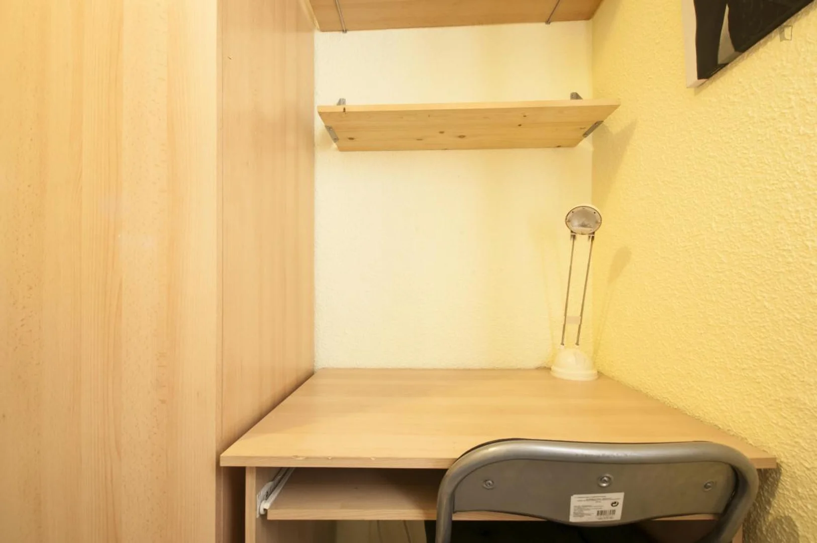 Habitación estudiantil económica cerca del campus en 