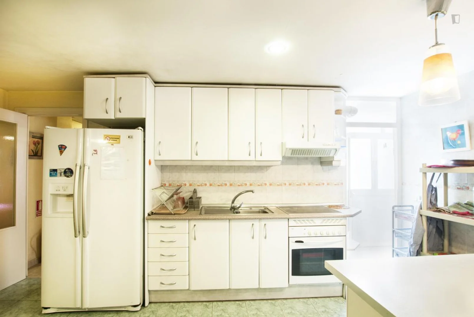 Habitación estudiantil funcional perfecta para estudiar en 