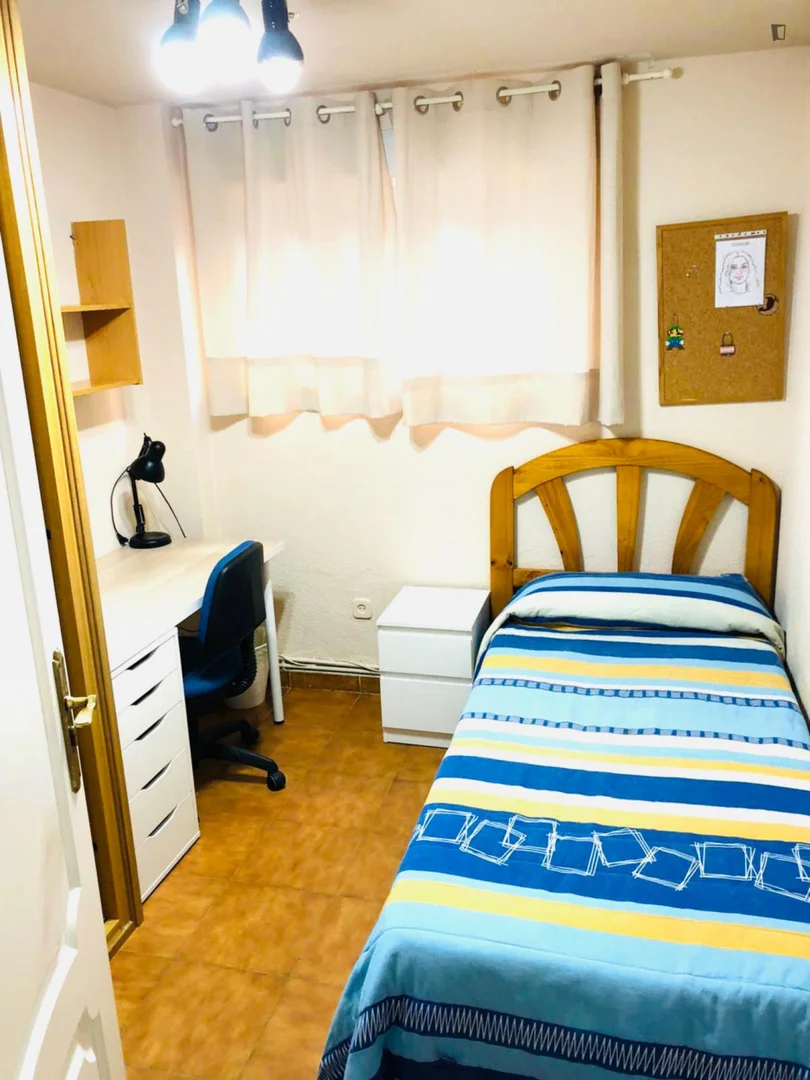 Quarto de estudante em  com área de estudo e instalações partilhadas