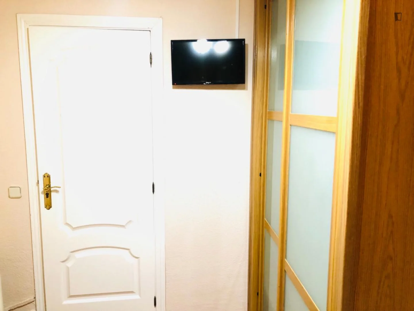 Quarto acessível para estudantes com iluminação ampla em 