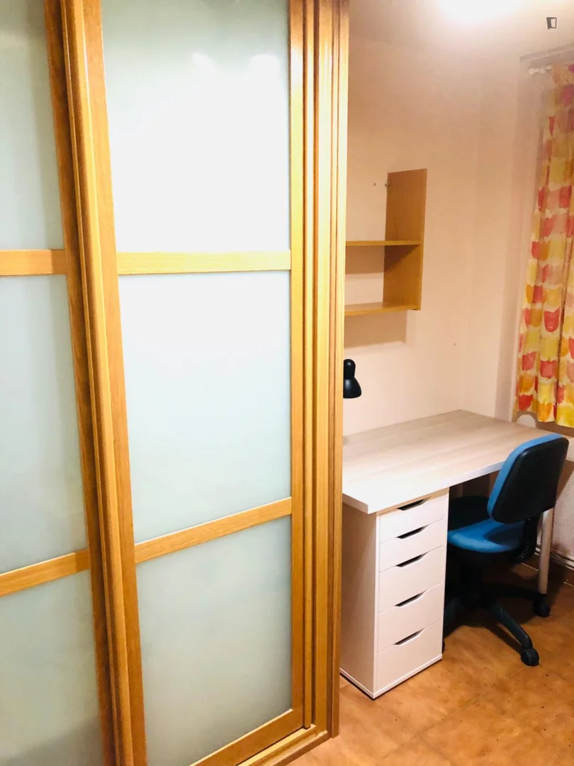 Quarto de estudante económico com localização conveniente em 