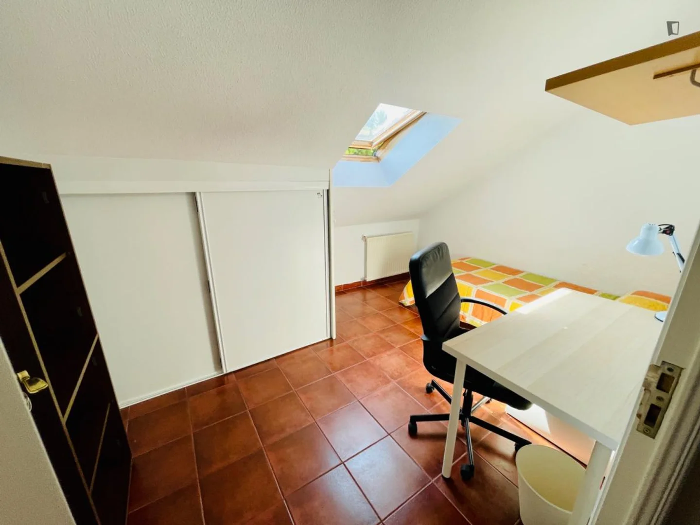 Quarto acessível para estudantes com iluminação ampla em 