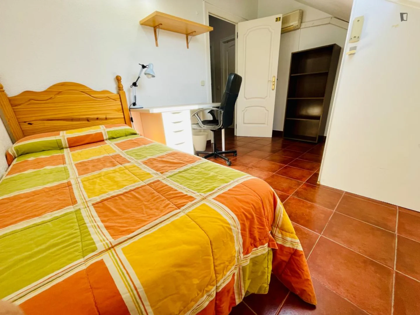 Quarto de estudante em  com área de estudo e instalações partilhadas