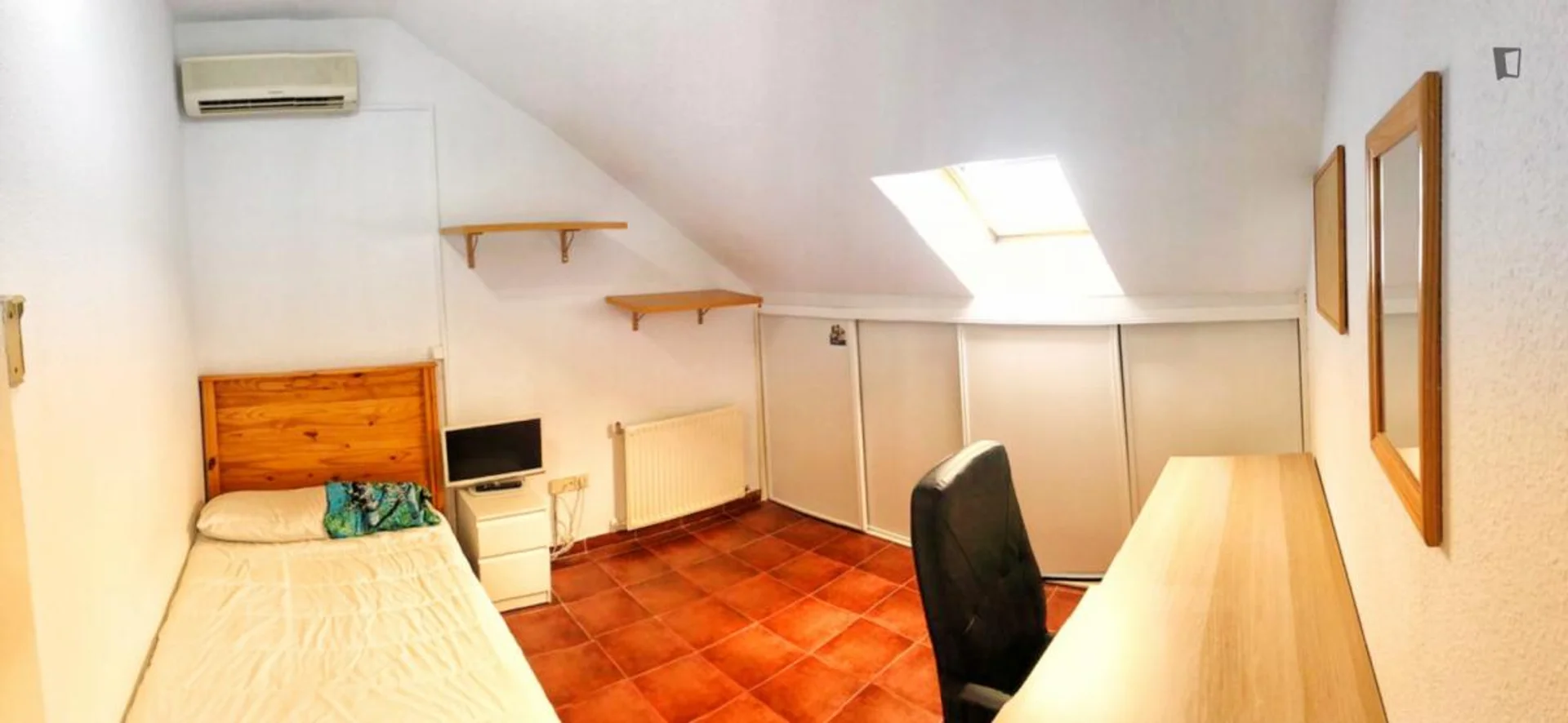 Quarto de estudante luminoso e arejado com acesso fácil à universidade em 