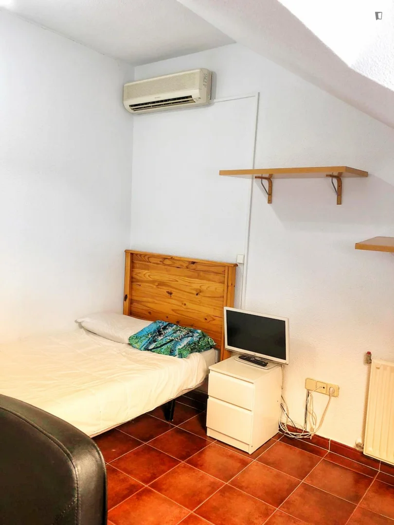 Quarto de estudante confortável e espaçoso em 
