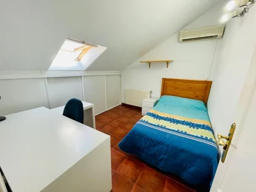 Quarto privado em calle Roncesvalles Villanueva de la Cañada, imagem 1 de 10