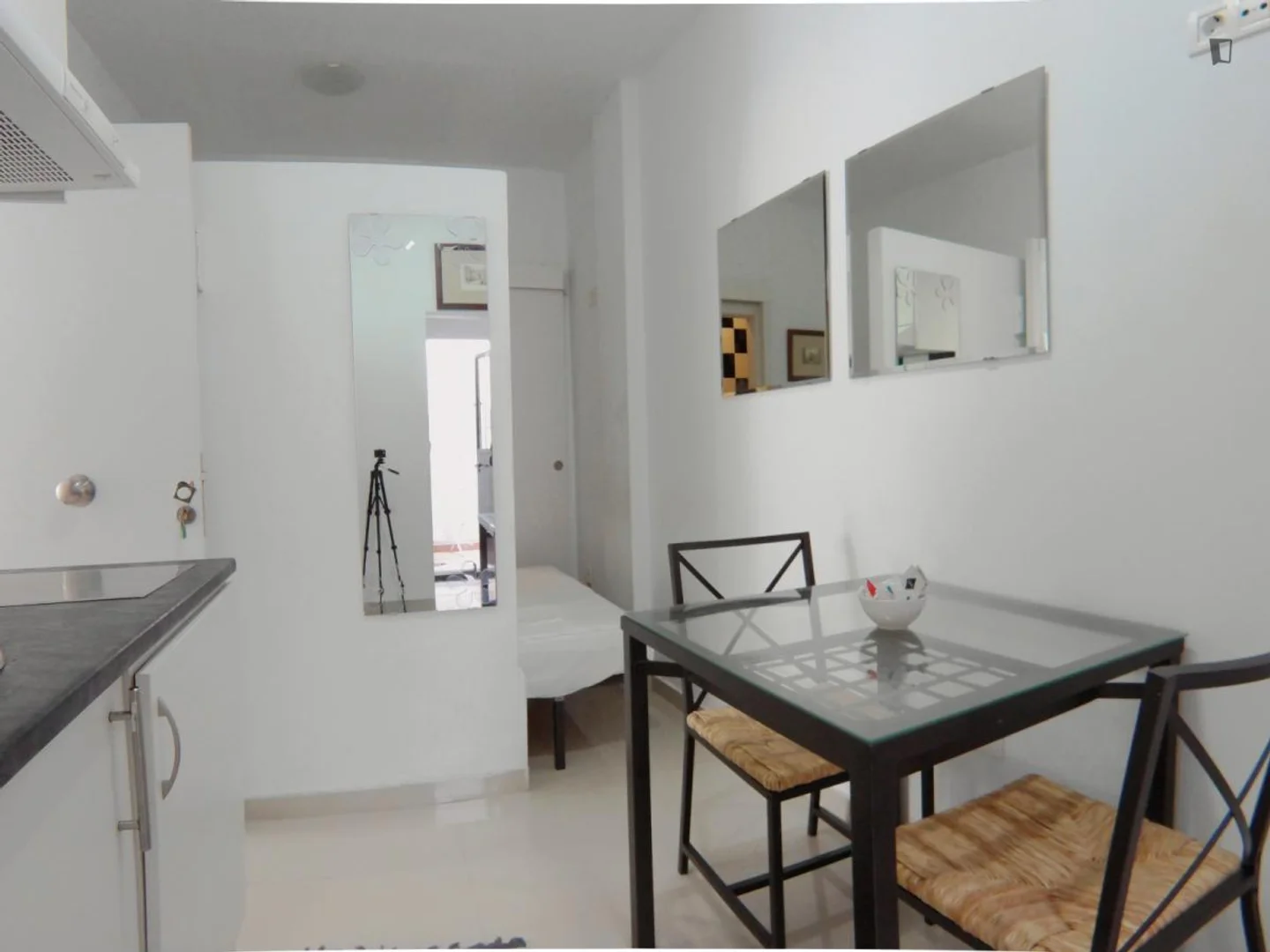 Quarto para alugar em apartamento de estudantes em , totalmente mobilado