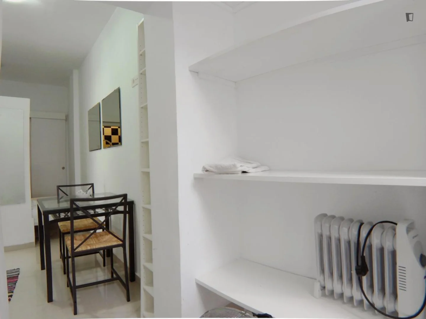 Quarto de estudante luminoso e arejado com acesso fácil à universidade em 