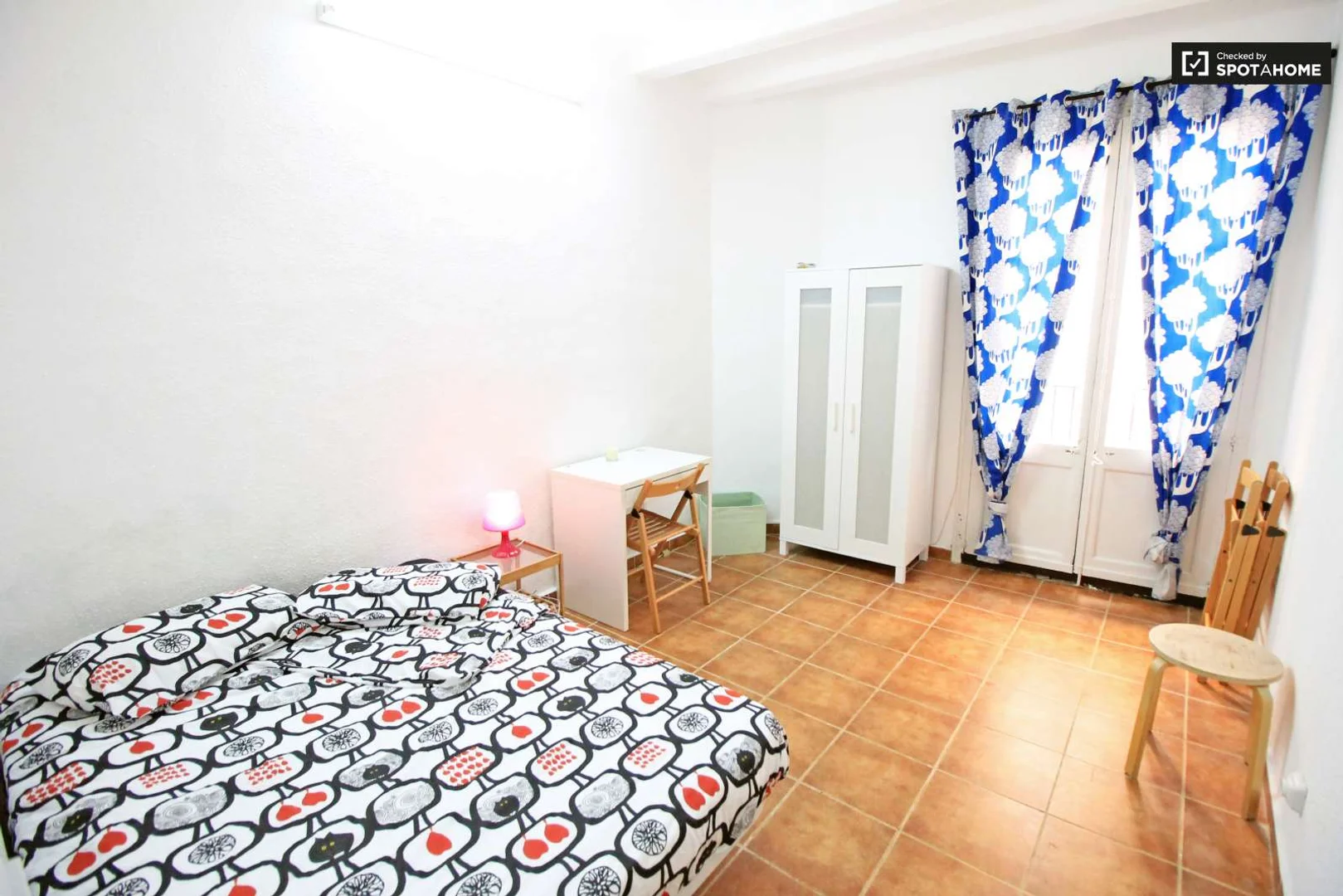 Habitación estudiantil amplia y cómoda en 