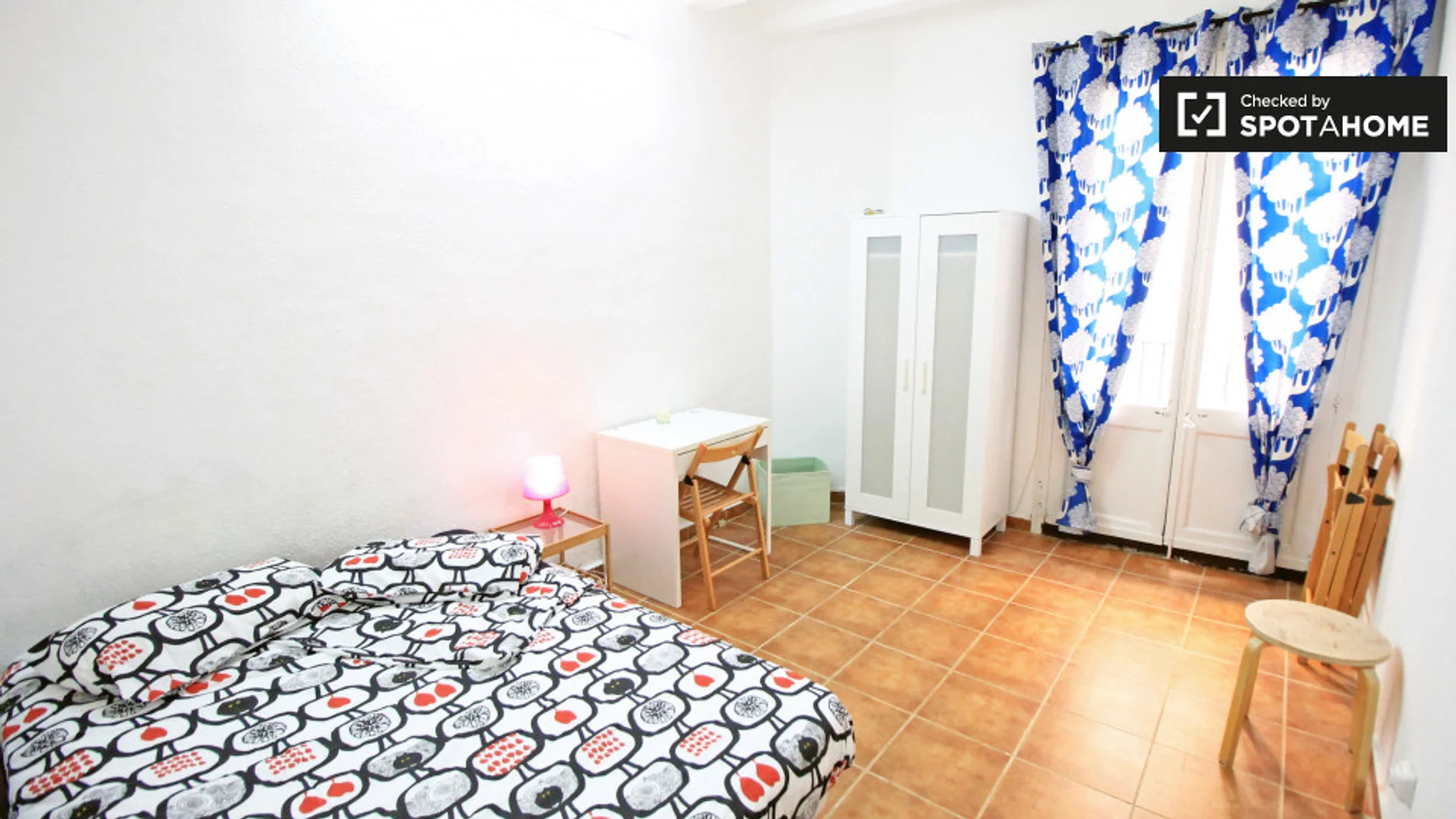 Habitación para estudiantes en  con área de estudio y facilidades compartidas