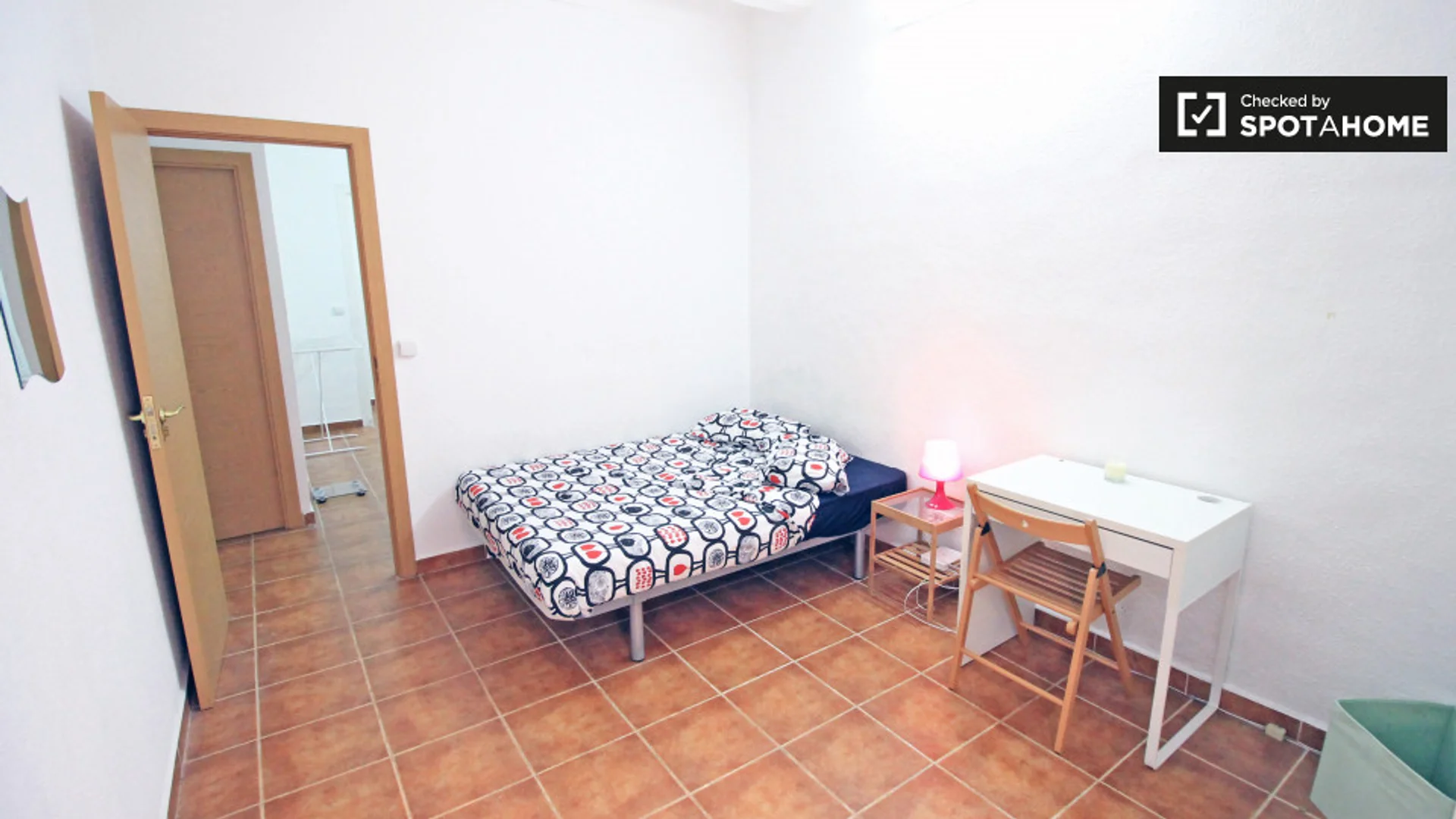 Habitación estudiantil luminosa y aireada con fácil acceso a la universidad en 