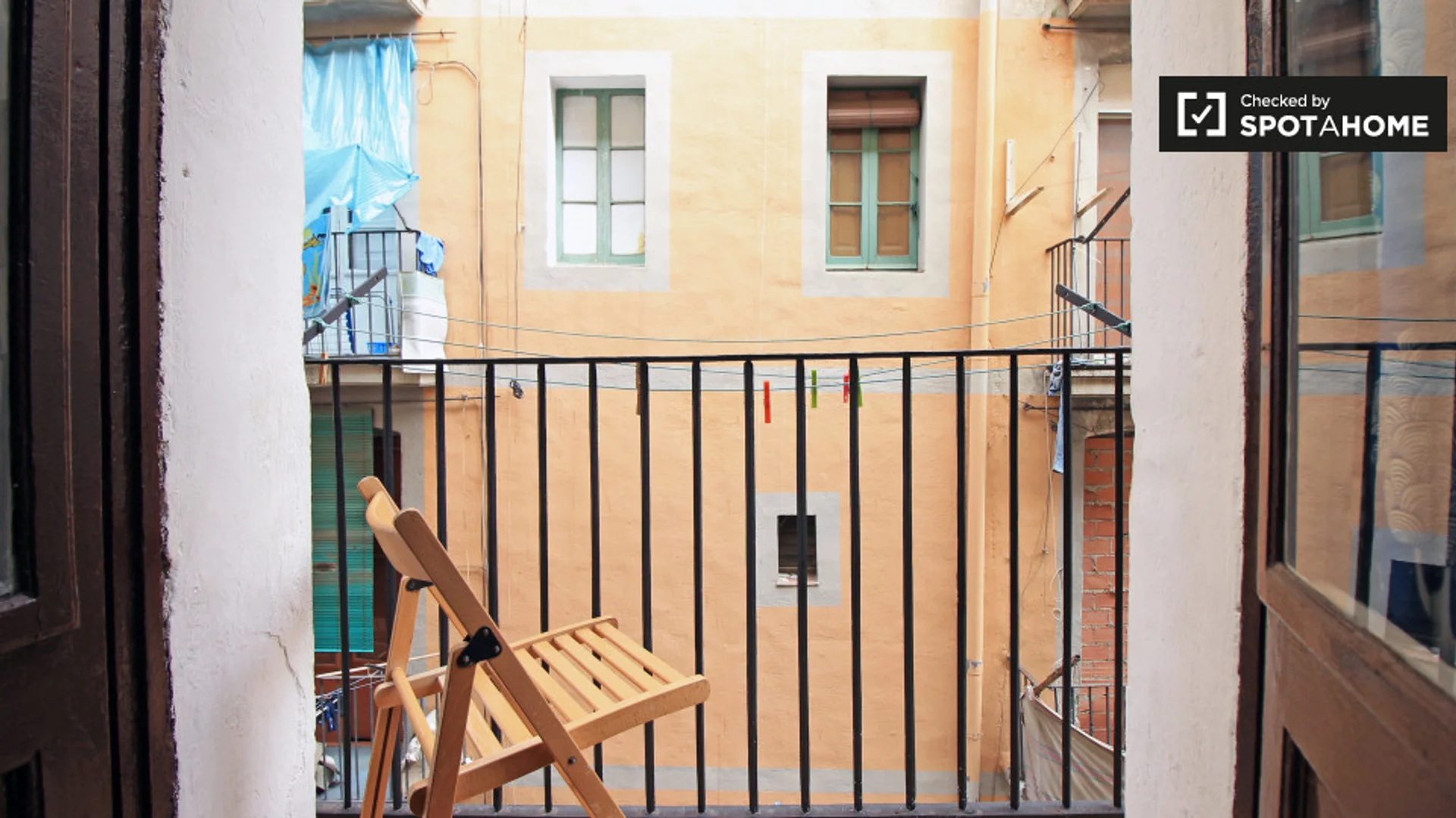 Habitación estudiantil luminosa y aireada con fácil acceso a la universidad en 