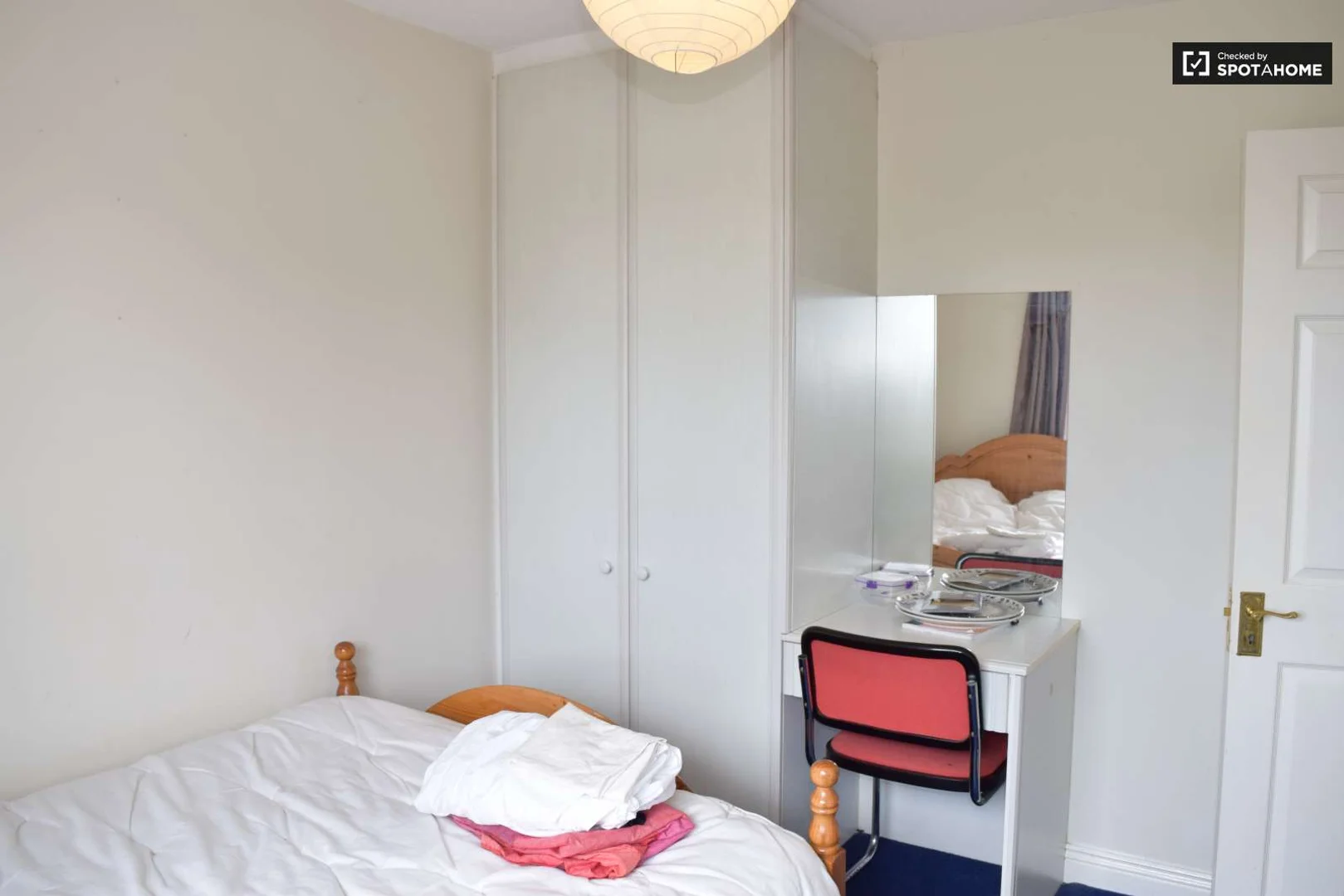 Quarto de estudante confortável e espaçoso em 