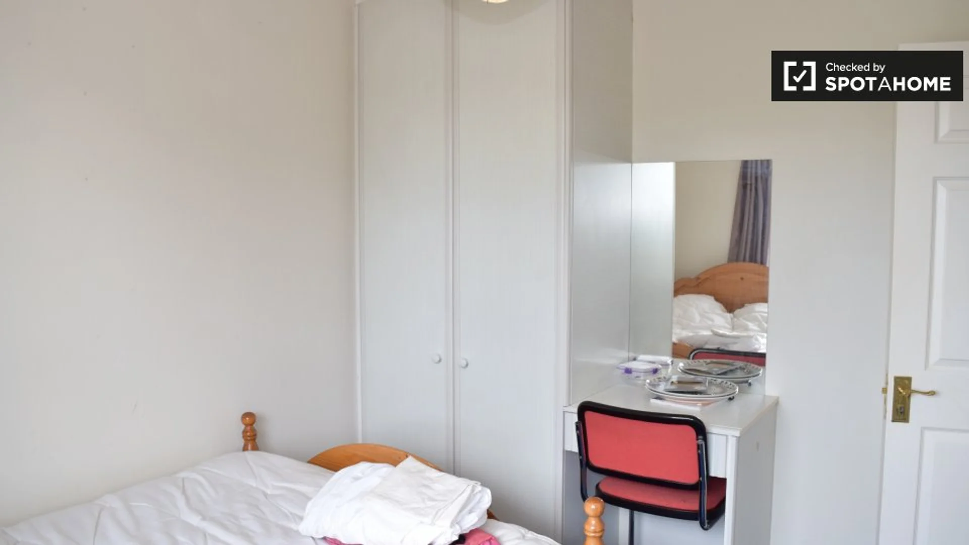 Quarto de estudante confortável e espaçoso em 
