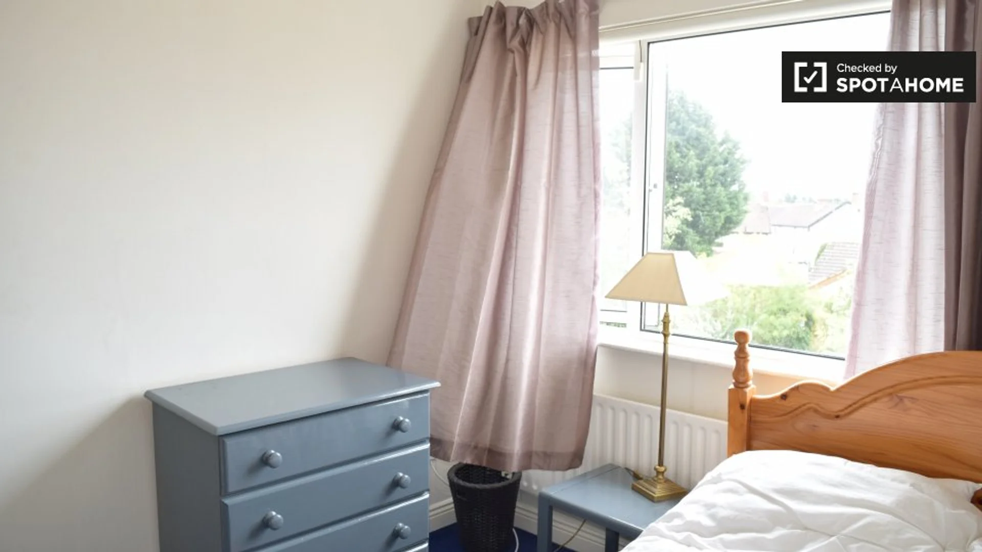 Quarto para alugar em apartamento de estudantes em , totalmente mobilado