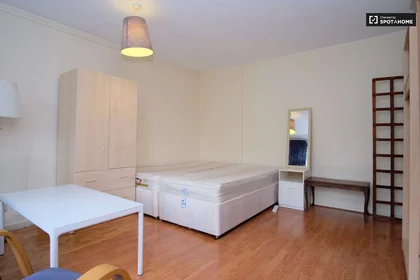Quarto privado em CHURCHILL GARDENS, imagem 1 de 10