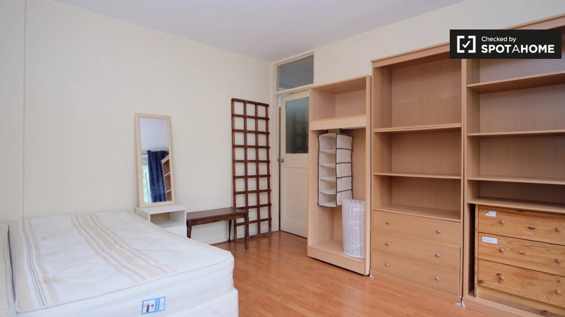 Quarto de estudante luminoso e arejado com acesso fácil à universidade em 