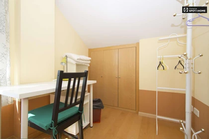 Room for rent in a shared flat in Villaviciosa-de-odon