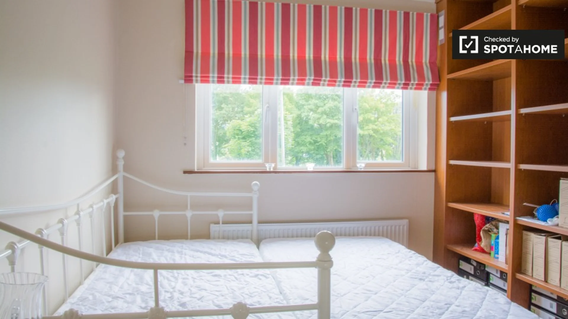 Stanza economica per studenti con ampia illuminazione in 