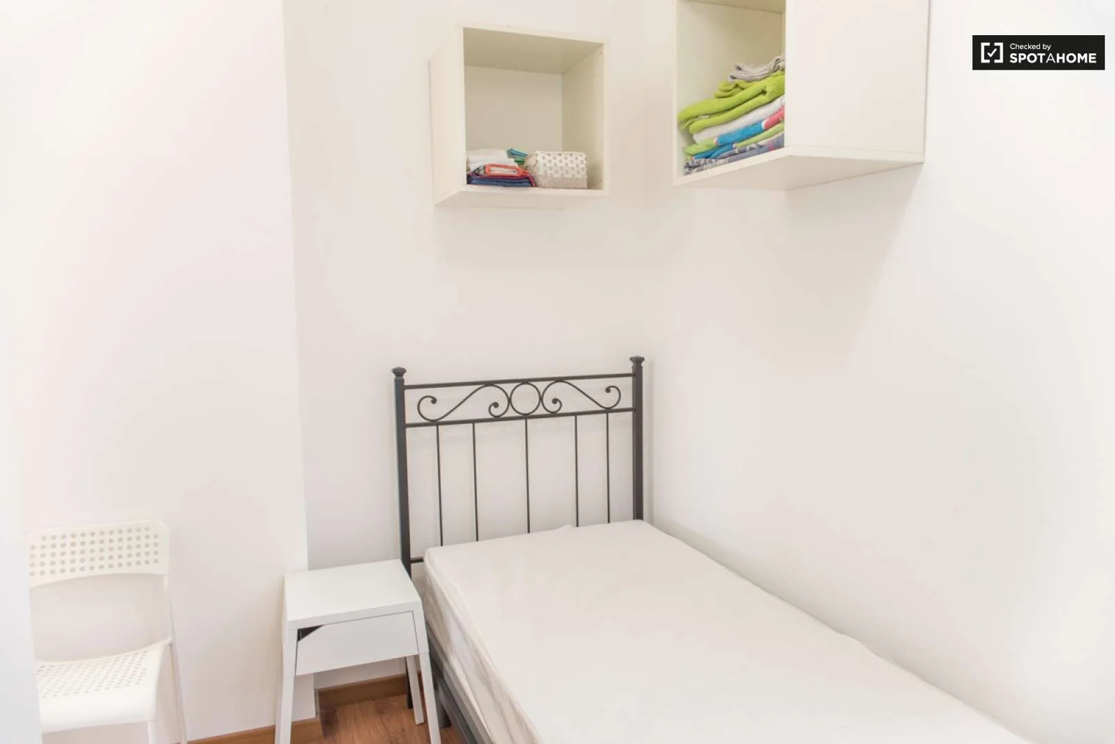 Affordable room for students with ample lighting in 